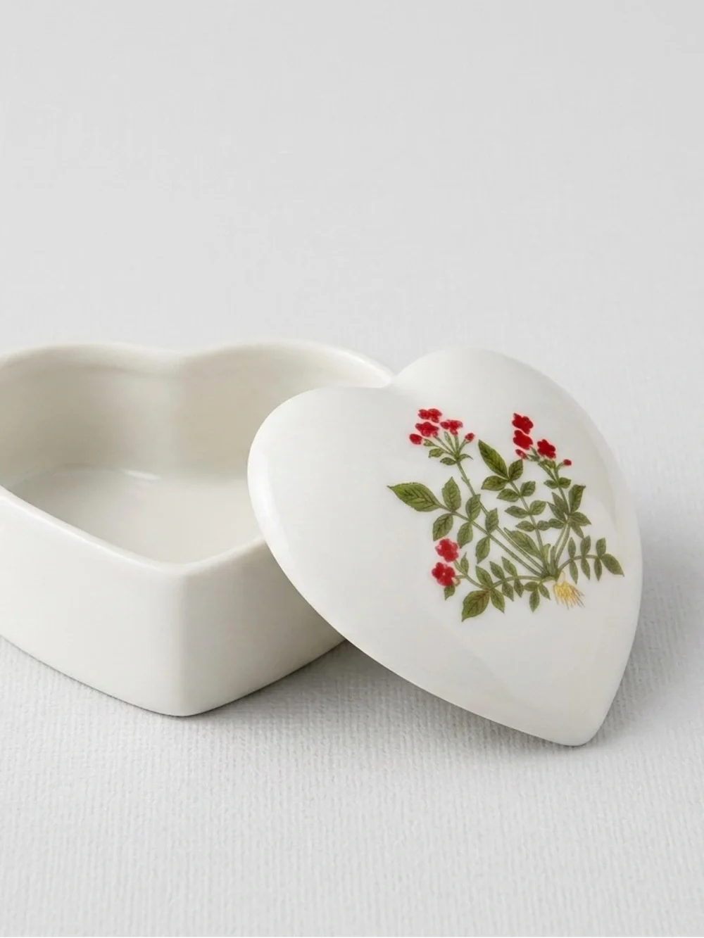 🌹 Vintage Porcelain Heart-Shaped Trinket Box